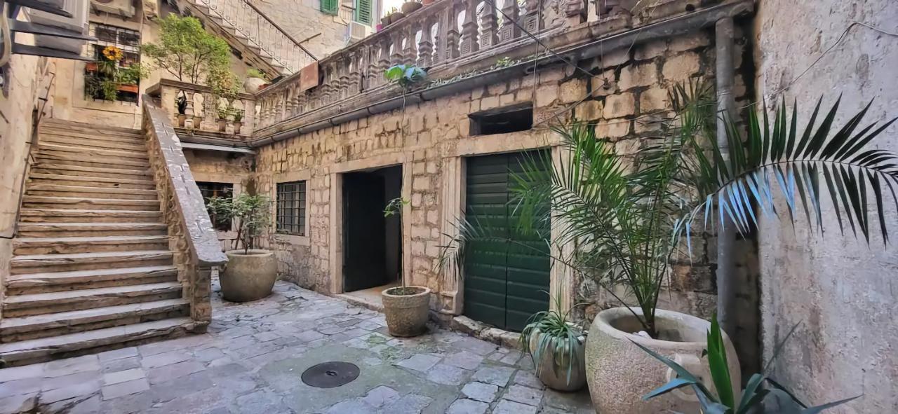 Cozy 2 Bedroom Apartment In Antique Bizanti Palace 코토르 외부 사진
